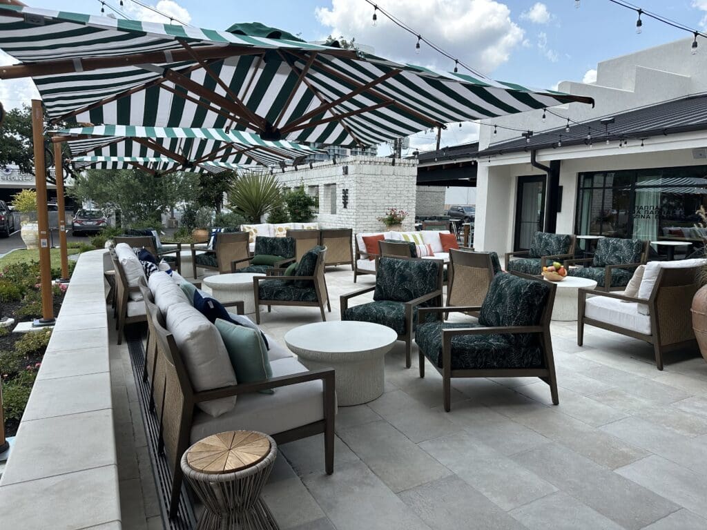 The outdoor bar at Yiayia's Greek Kitchen (Photo by Shelby Hodge)