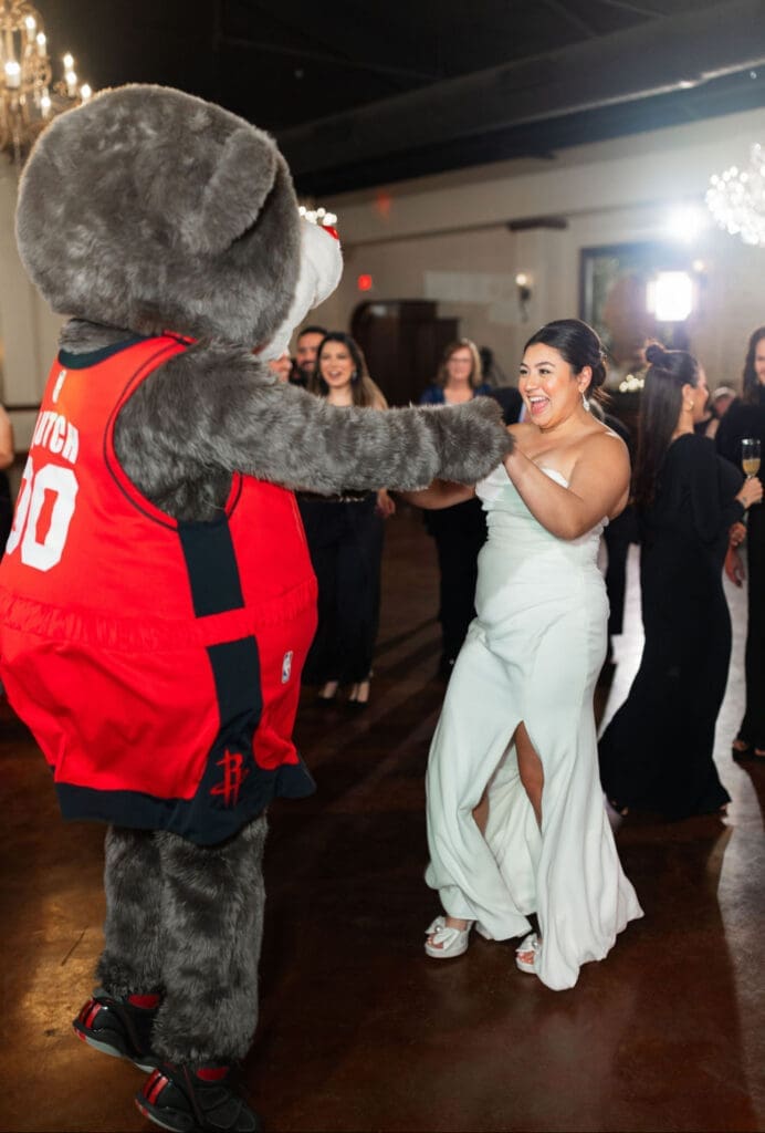 Rockets’ Clutch Mascot Crashes a Sports-Loving Couple’s Wedding, Shocking the Groom — This Bear Can Dance