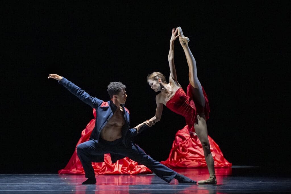 Houston Ballet Corps de Ballet dancers Brittany Stone and Saul Newport in ISHIDA’s "what I was thinking while I was waltzing." 
(Photo by Alana Campbell. Courtesy Houston Ballet.)
