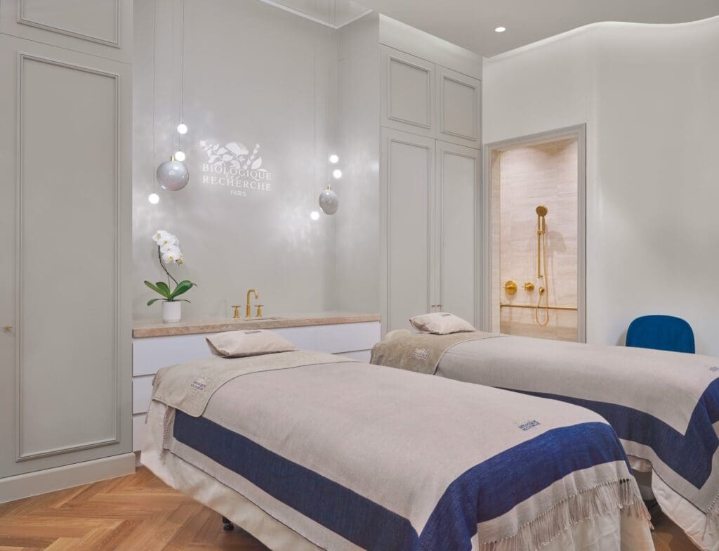 The spa is punctuated by pops of blue and gold accents, whisking guests to the Avenue des Champs-Élysées, home of the flagship Ambassade.