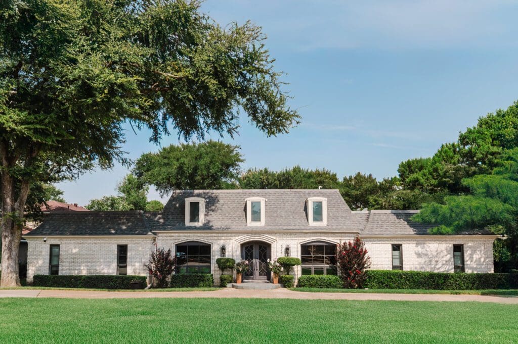 Built in 1975 by one of Dallas' first female builders, 6927 Delrose Drive has been transformed into an eclectic French contemporary residence.