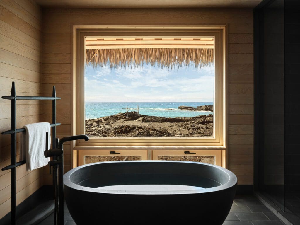 The hale's deep soaking tub with an incredible view. (Photo by Kona Village, A Rosewood Resort)