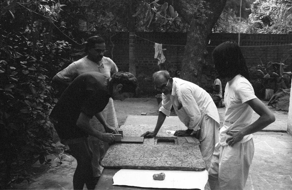 Robert Rauschenberg, Anand Sarabhai, Tribhovandas Mistri and Hisachika Takahashi working on "Capitol (Union)," 1975, Ahmedabad, India, 1975. (Photo by Sidney B. Felsen. Courtesy Gemini G.E.L., Los Angeles and the Photograph Collection, Robert Rauschenberg Archives, New York)