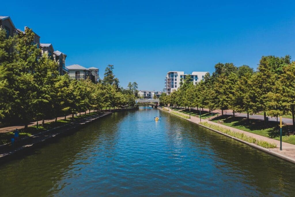 The Woodlands Waterway is a classic Woodlands landmark with the perfect blend of urban vibes and natural landscapes. It’s one of the best family photo spots in The Woodlands.