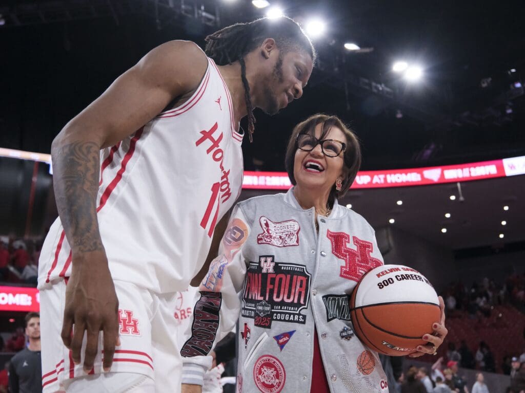 JoJo Tugler and Karen Sampson share a moment after Kelvin Sampson joins the legendary 800 win club. (Photo by F. Carter Smith)