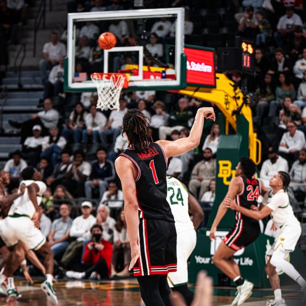 Isiah Harwell hit four 3-pointers in Houston's romp over Baylor. (@UHCougarMBK)