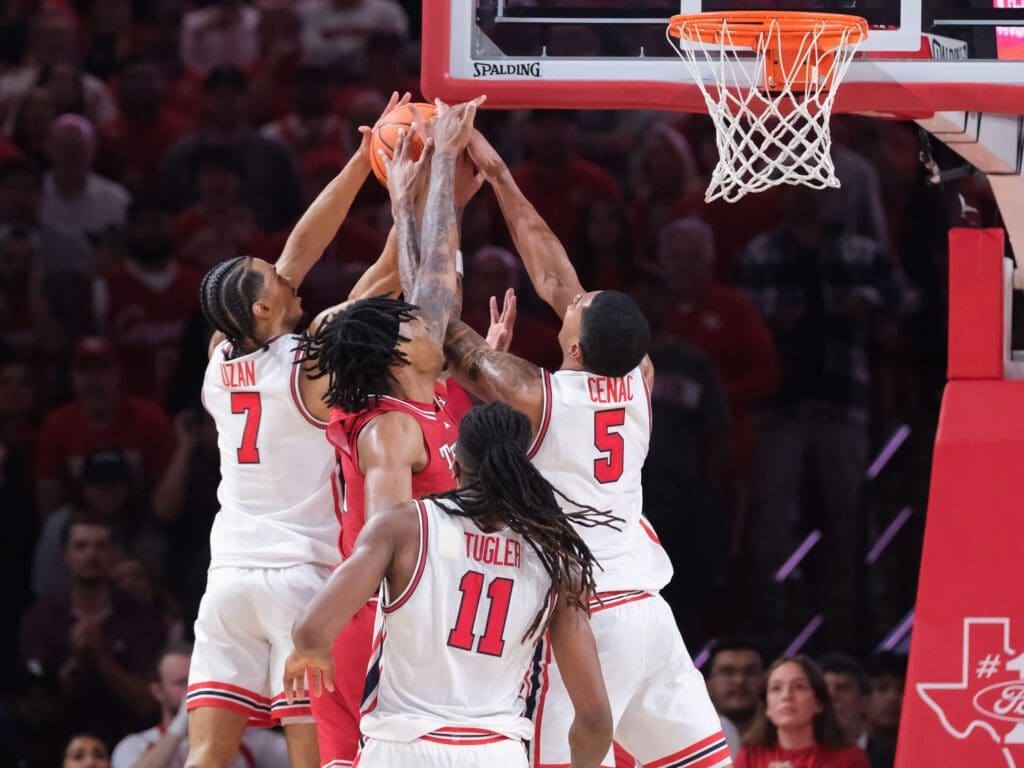 Kelvin Sampson's University of Houston team always fights for the ball. (Photo by F. Carter Smith)