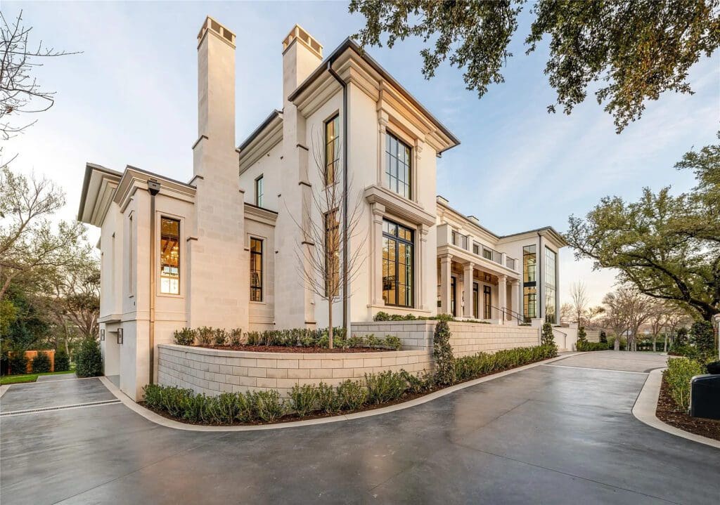 The motor court at the property's entrance. (Photo by Allie Beth Allman & Associates)