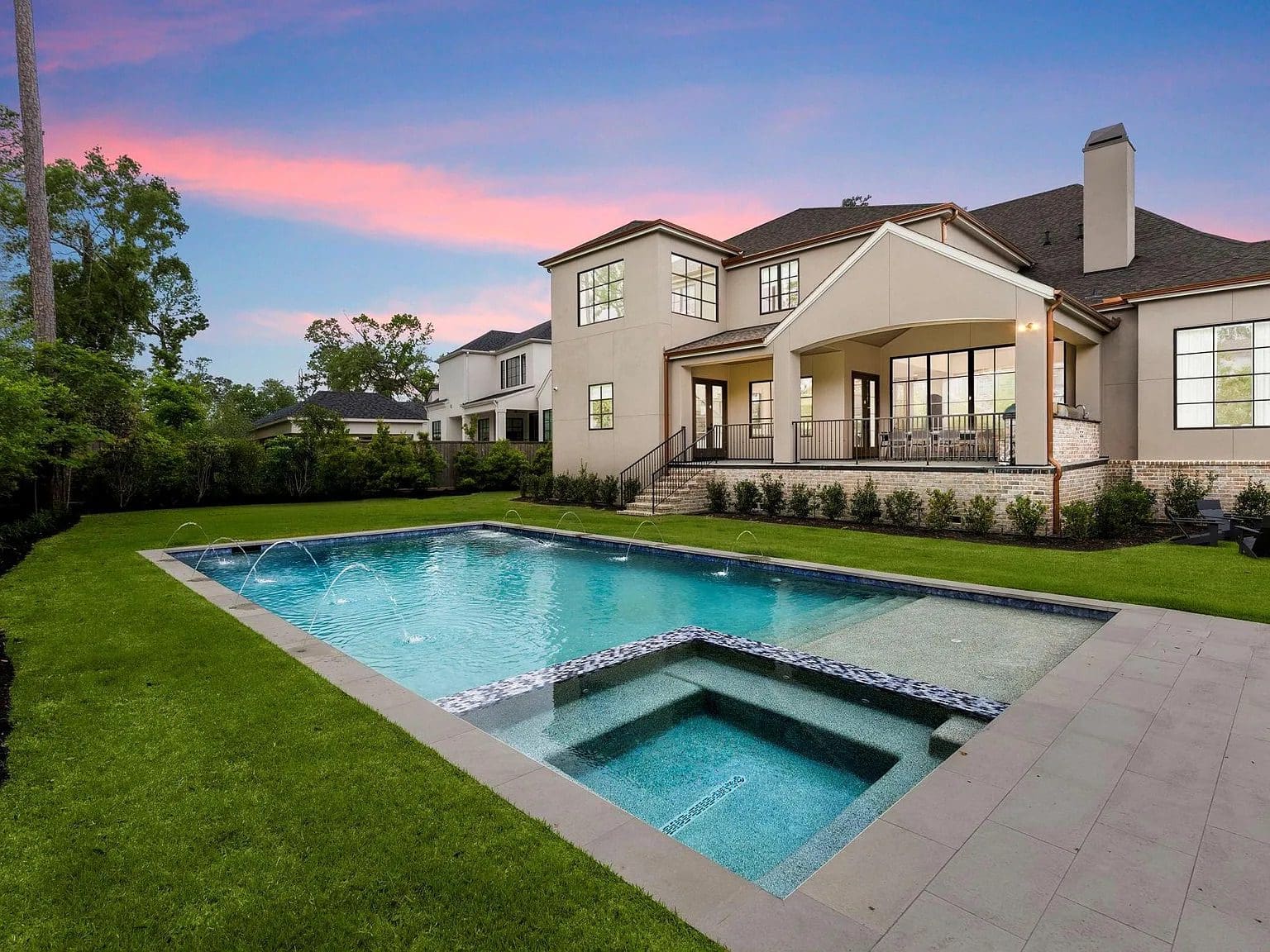Look at all those windows overlooking the backyard, perfect for bathing a home in natural light.