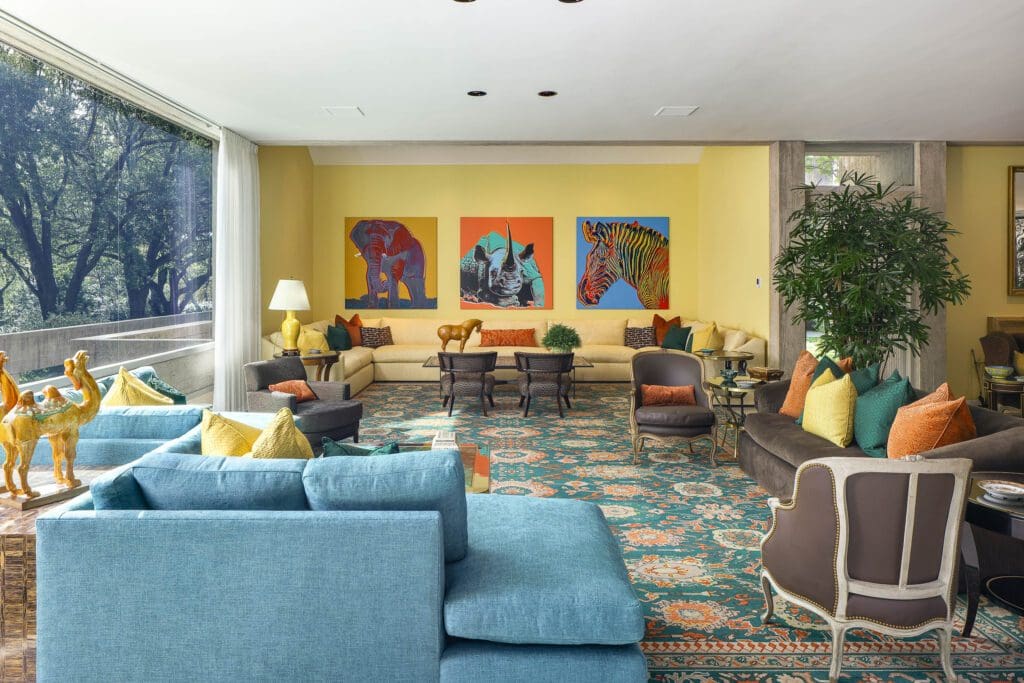 Inside, Pei’s signature geometry and clean lines shape expansive living spaces designed for both quiet moments and large gatherings. (Photograph by JA2)