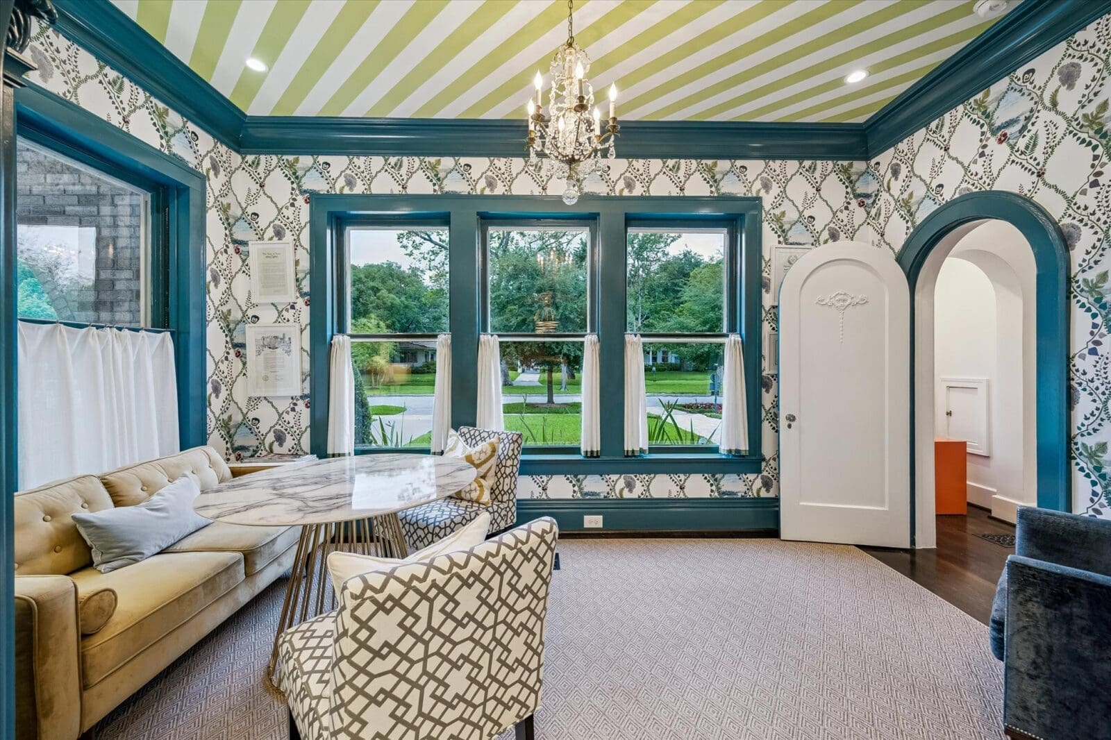 A charming sitting area at 15 Courtlandt Place (Photo by Tk Images)