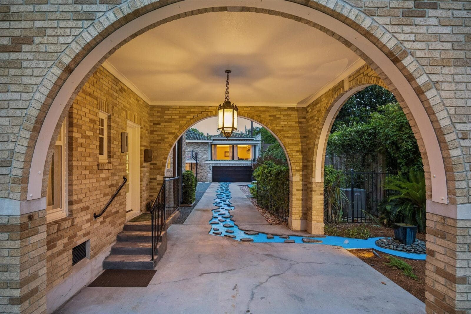 The open air gallery at 15 Courtlandt Place (Photo by Tk Images)