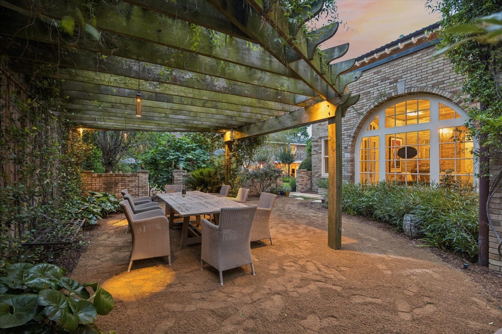 Outdoor dining at 15 Courtlandt Place (Photo by Tk Images)