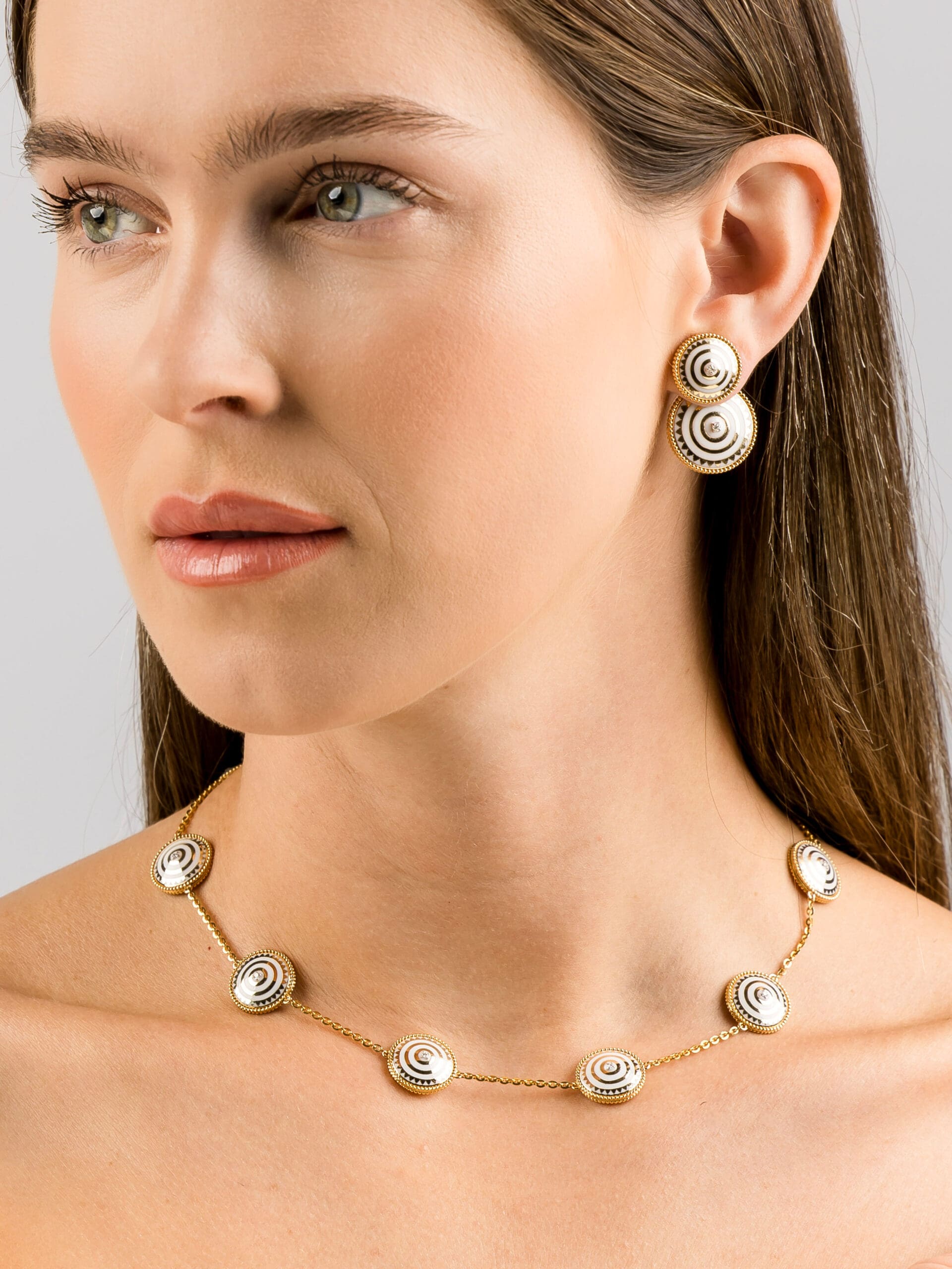 Maison Merchant Coeur du Monde Imperial White with White Black Gold (Photo by Hung L. Truong)