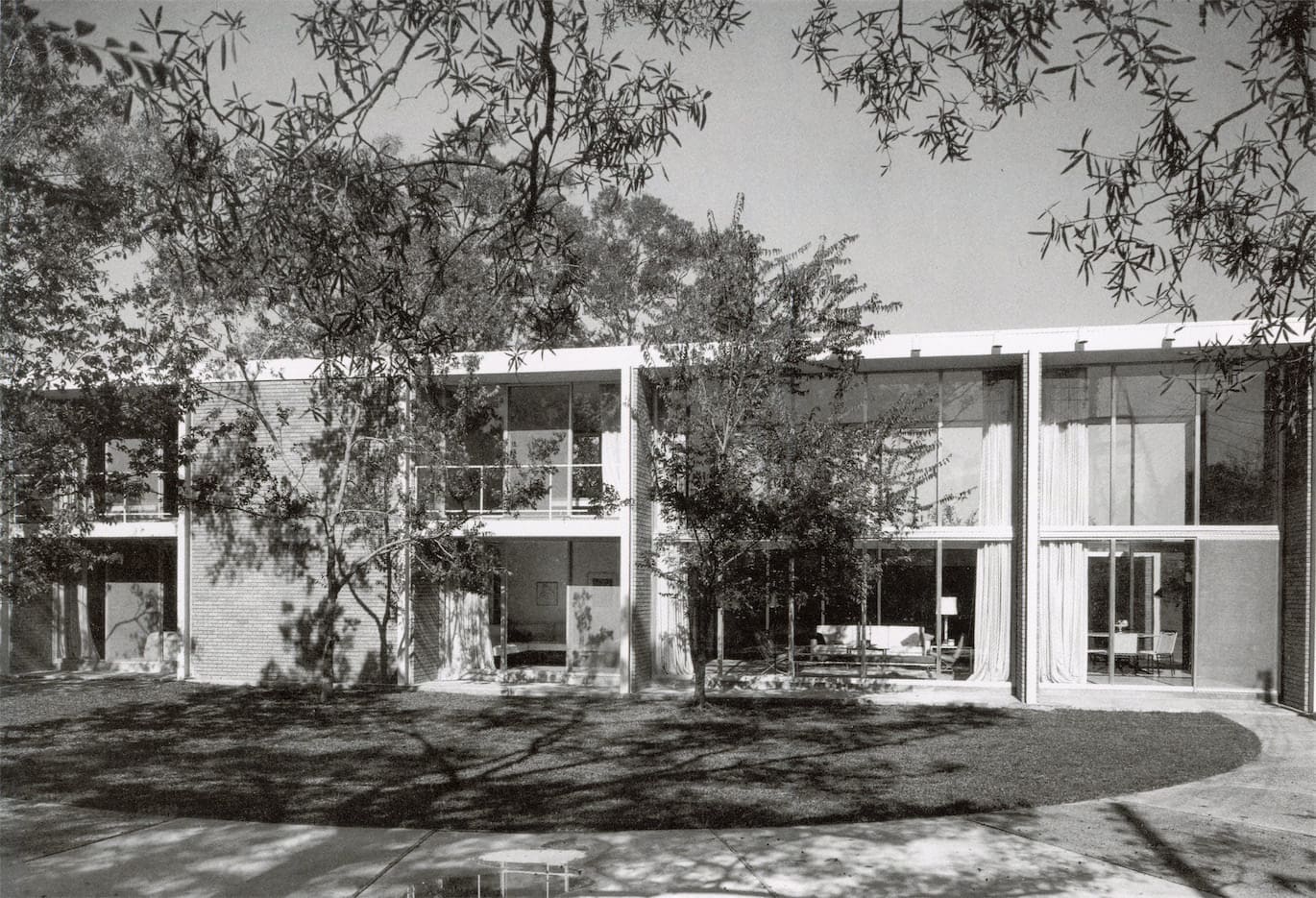 Gordon House, with original landscaping by Thomas D. Church (1902-1978), Houston. (Photo Fred Winchell)