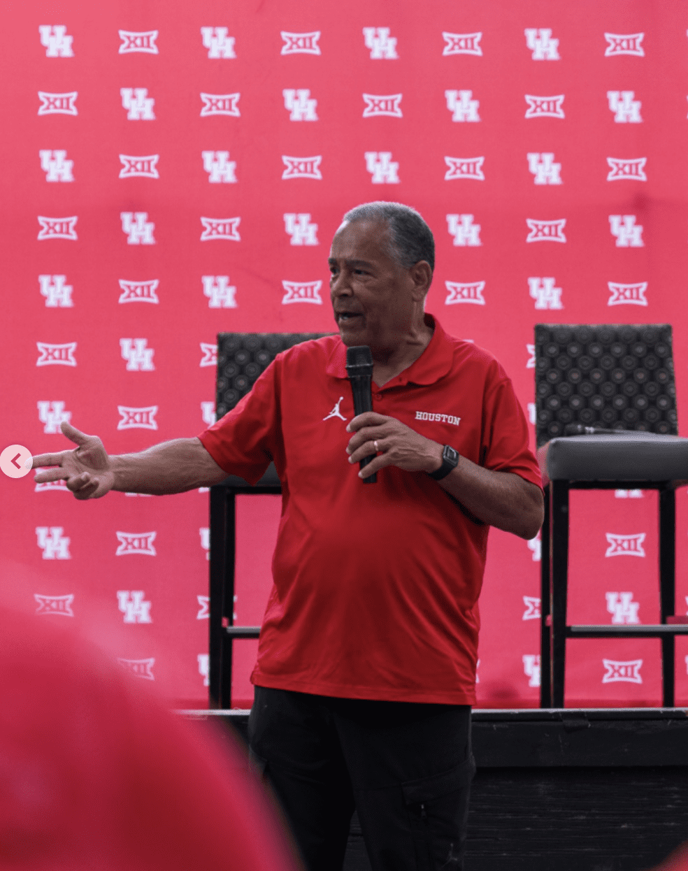 Kelvin Sampson knows how to charge up University of Houston fans on these Coaches' Caravan stops. (@UHAthletics)