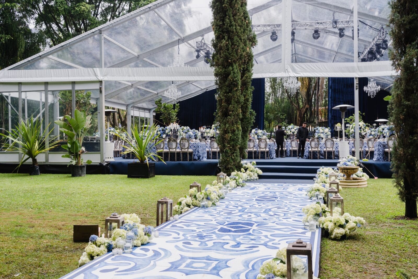 For his wedding at Feronia Monsour Taghdisi designed a blue and white theme. (Photo courtesy of Feronia)