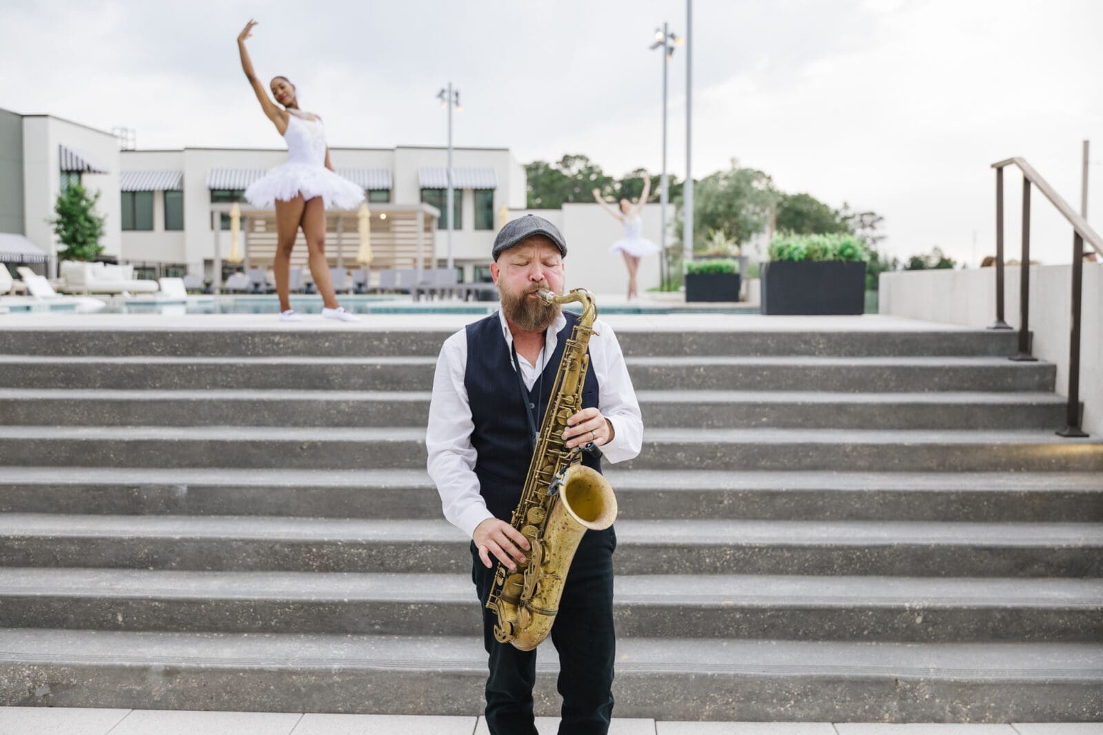 Randy Allison kept the party moving with saxophone music while ballet dancers entertained the crowd. (Photo by Johnny Than)
