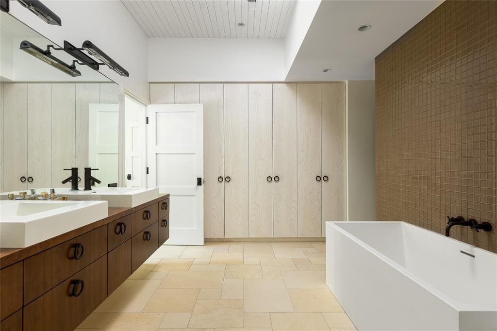 The house offers luxurious and spacious bathrooms. (Photo by Compass RE Texas, LLC)