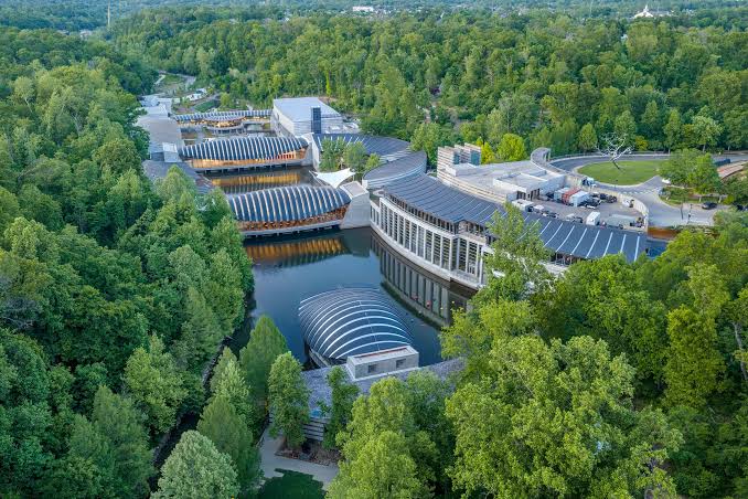 Crystal Bridges Museum of American Art, nestled on 134 sylvan acres in Bentonville, Arkansas (Photo © Tim Hursley)