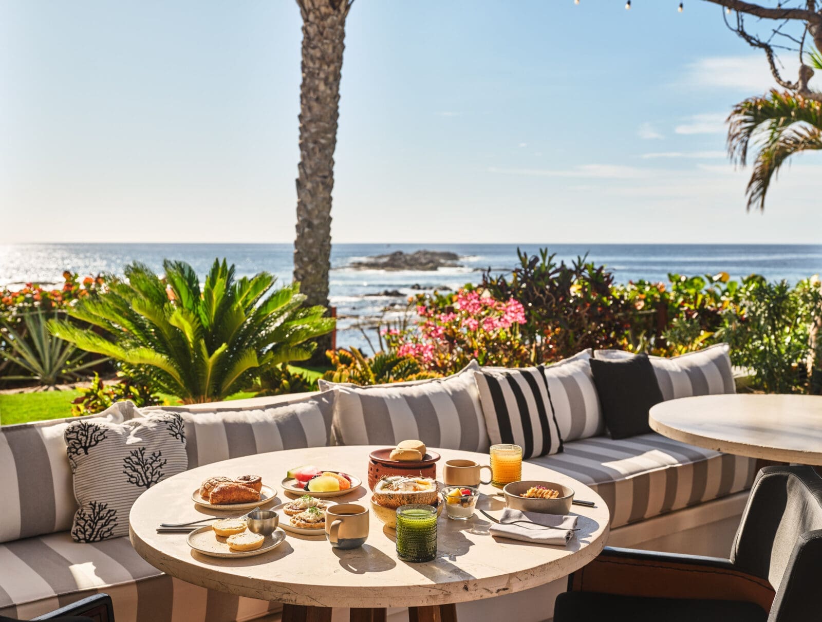 Every morning, guests gather at COMAL COMAL for the truly phenomenal oceanside breakfast. (Photo by Chileno Bay Resort & Residences, Auberge Collection)