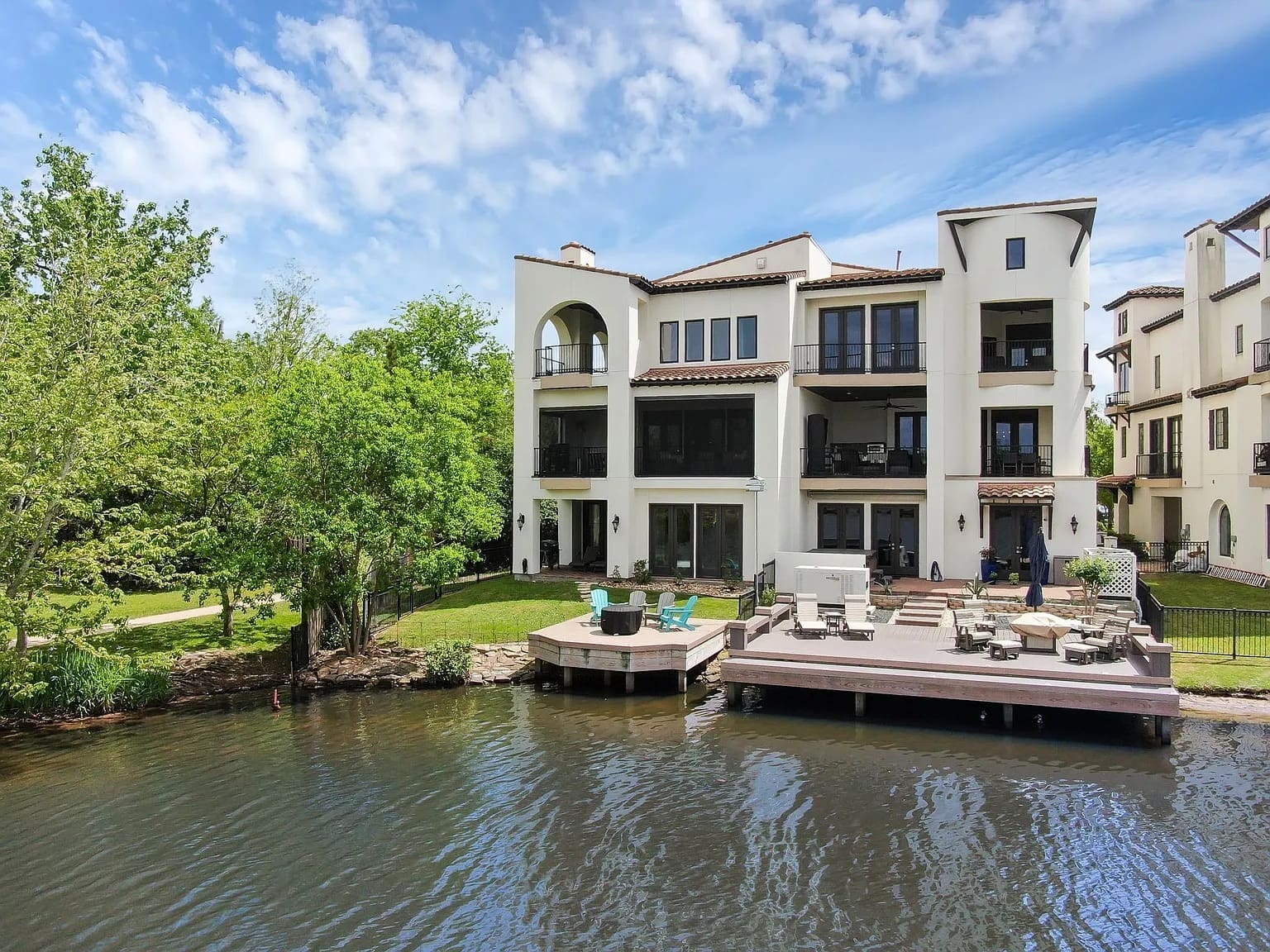 Lakeside Cove outside